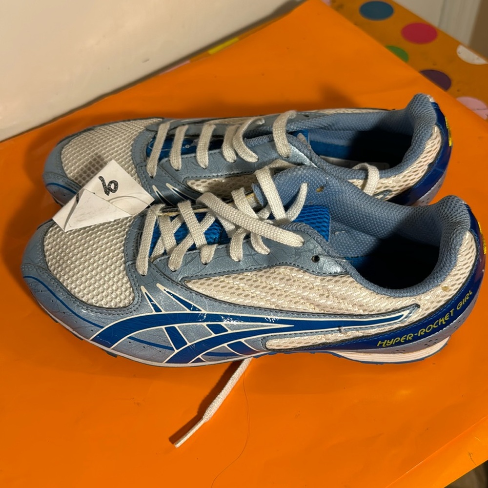 Ladies track and field sneakers